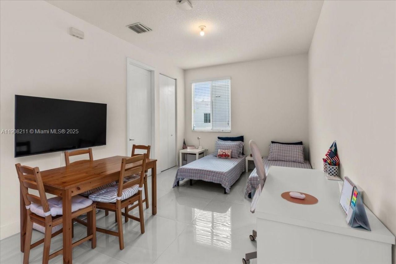 6680 NW 102nd Path, Doral, FL 33178 Photo