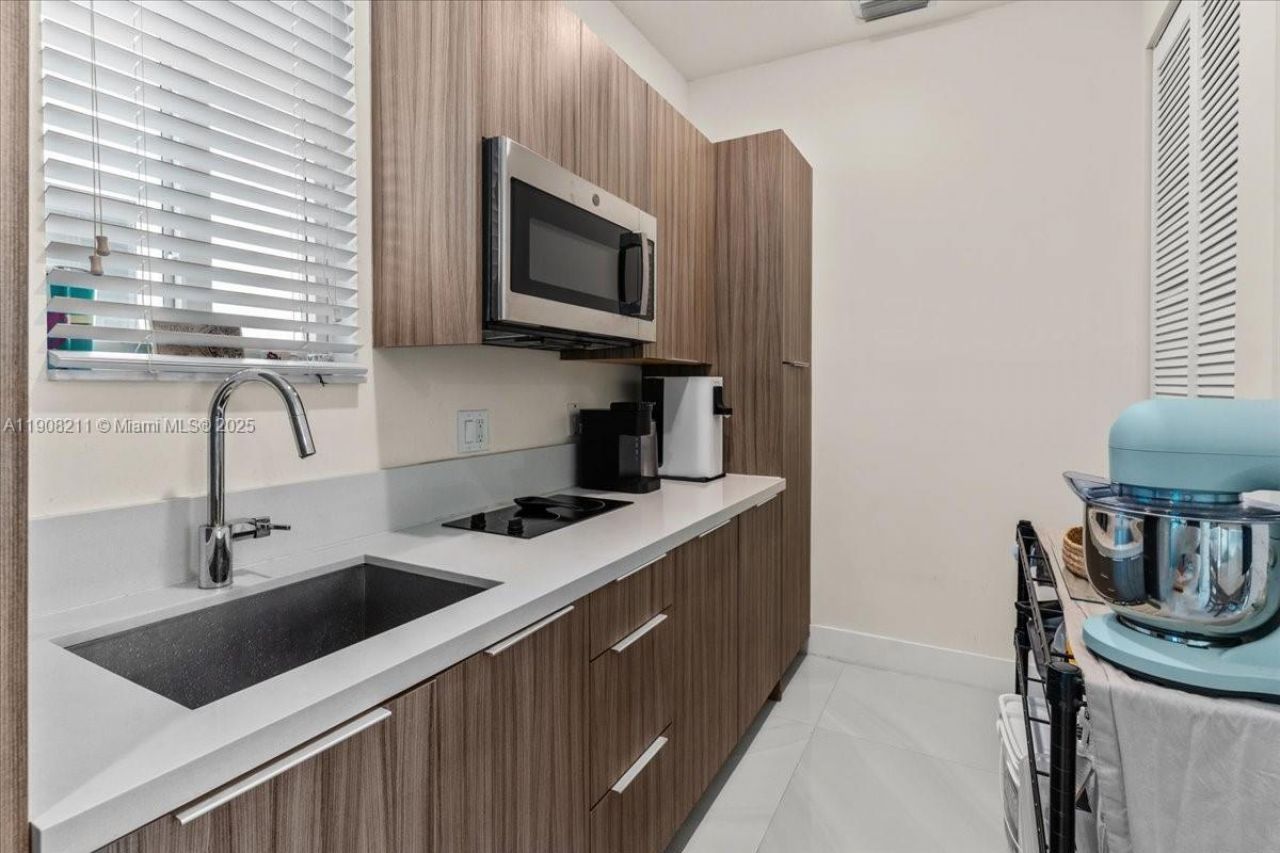 6680 NW 102nd Path, Doral, FL 33178 Photo