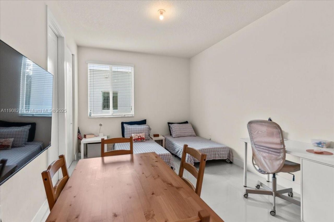 6680 NW 102nd Path, Doral, FL 33178 Photo