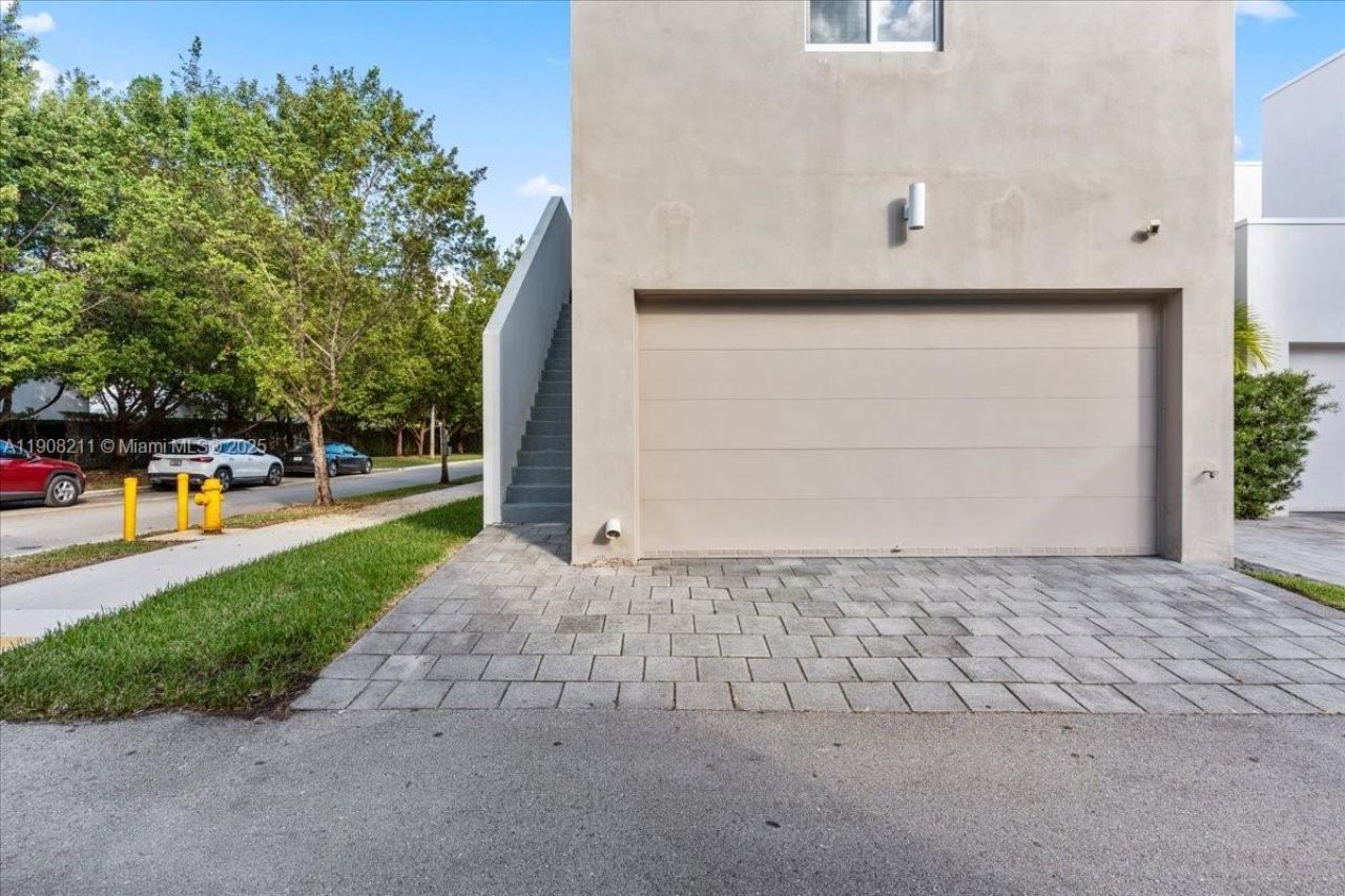 6680 NW 102nd Path, Doral, FL 33178 Photo