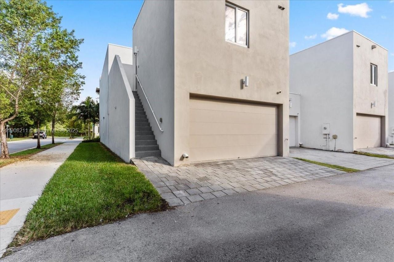 6680 NW 102nd Path, Doral, FL 33178 Photo