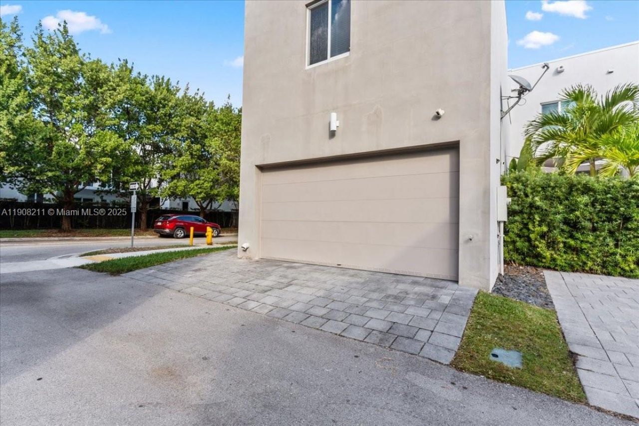 6680 NW 102nd Path, Doral, FL 33178 Photo