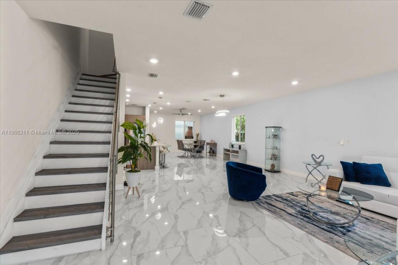 6680 NW 102nd Path, Doral, FL 33178 Photo