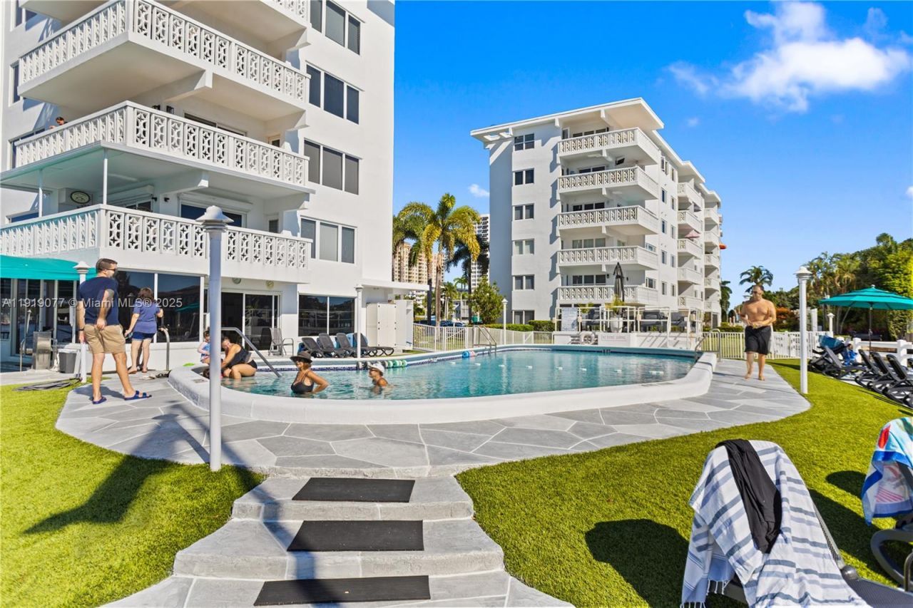 3209 S Ocean Dr, Unit 2M, Hallandale Beach, FL 33009 Photo