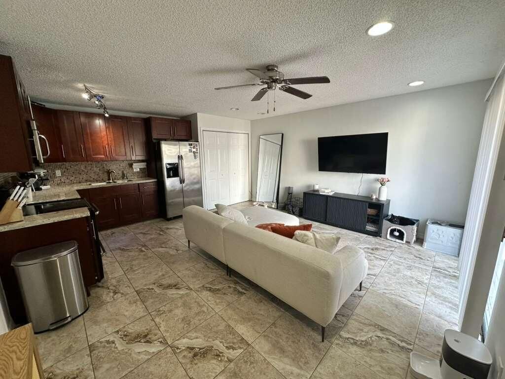 637 Executive Center Drive N, Unit 203, West Palm Beach, FL 33401 Photo