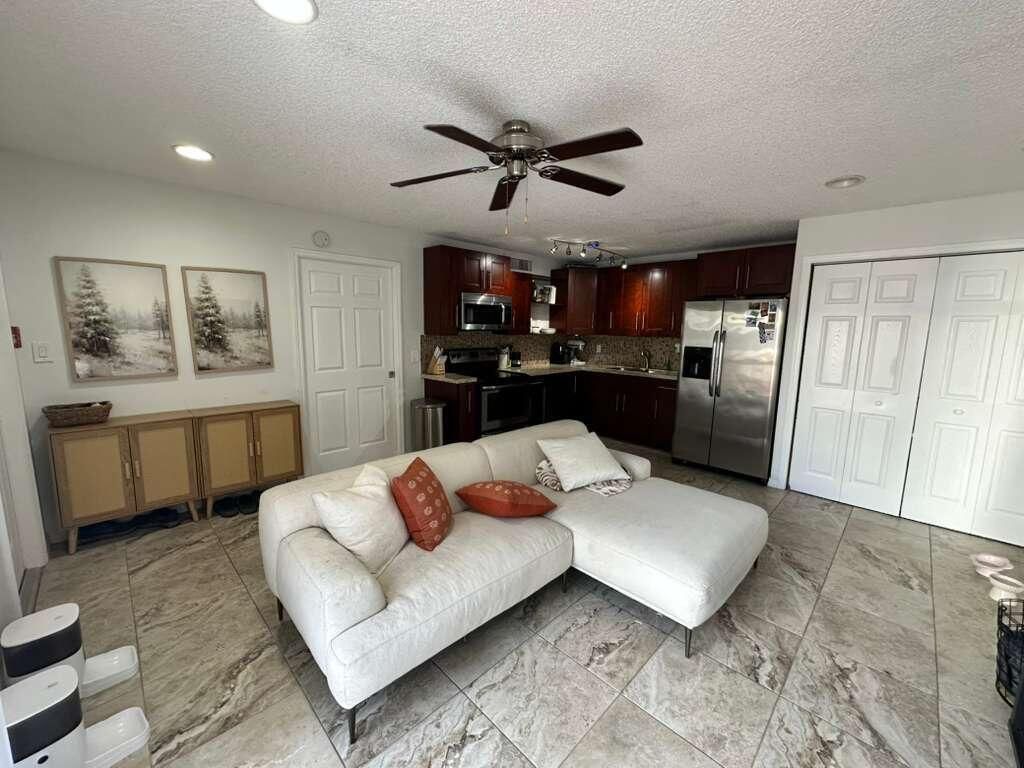 637 Executive Center Drive N, Unit 203, West Palm Beach, FL 33401 Photo