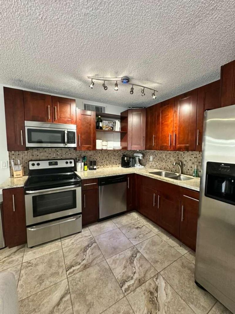 637 Executive Center Drive N, Unit 203, West Palm Beach, FL 33401 Photo