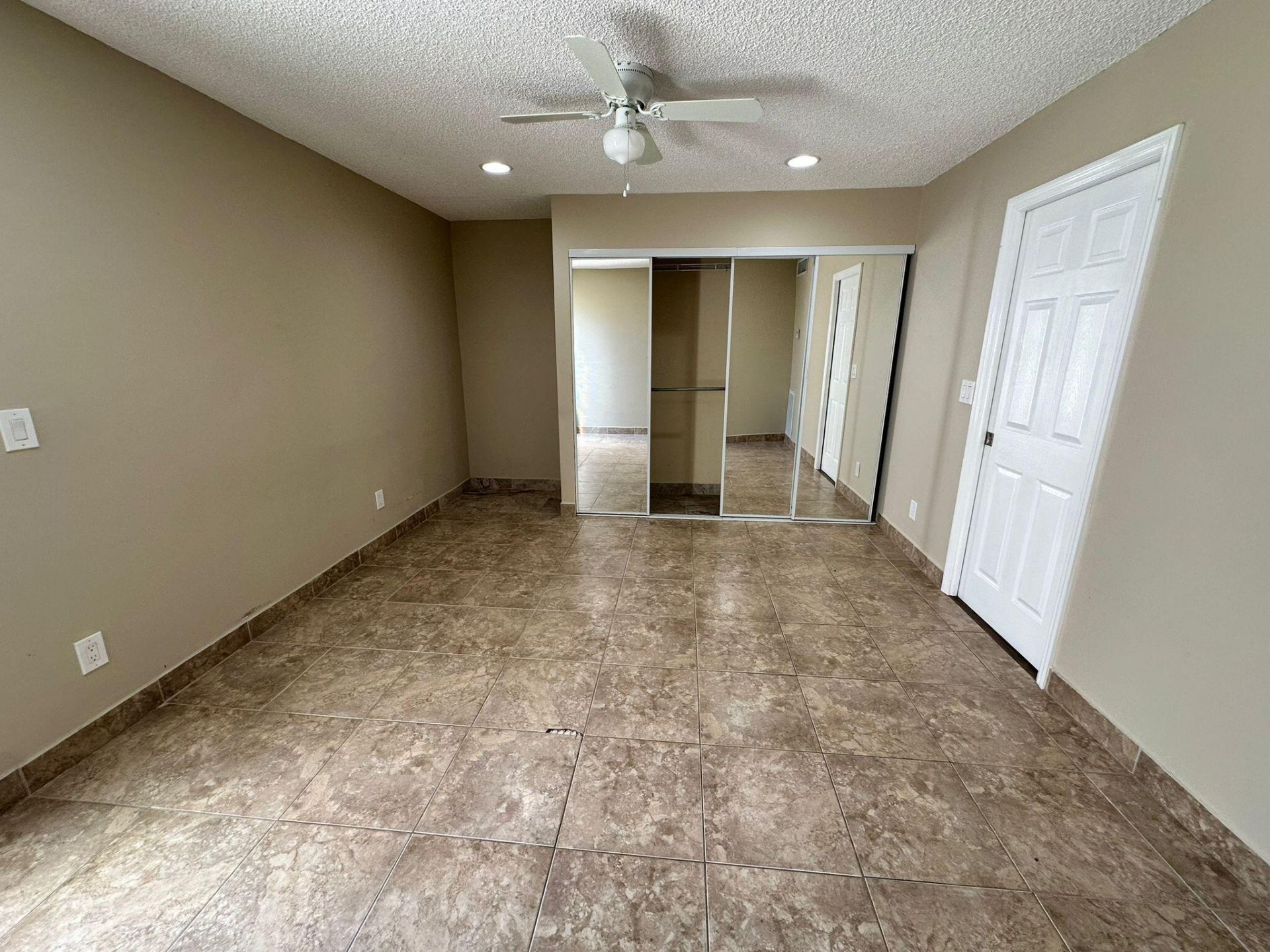 637 Executive Center Drive N, Unit 203, West Palm Beach, FL 33401 Photo