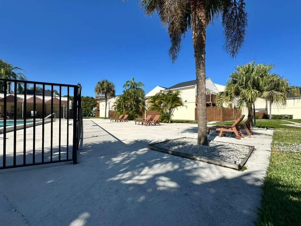 637 Executive Center Drive N, Unit 203, West Palm Beach, FL 33401 Photo