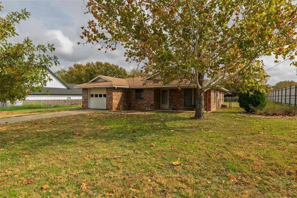 401 Berryhill Drive, Springtown, TX 76082 Main Photo