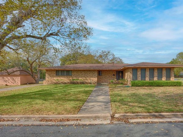 701 Herder Ave, Schulenburg, TX 78956