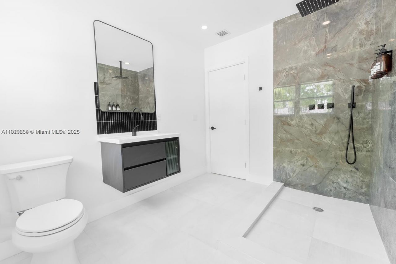 19661 NE 10th Pl, Miami, FL 33179 Photo