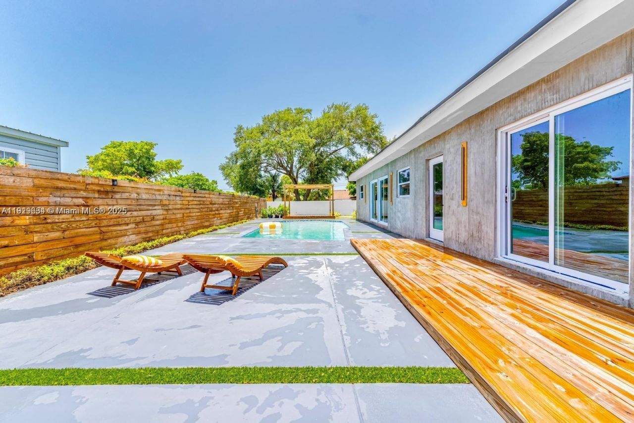 19661 NE 10th Pl, Miami, FL 33179 Photo