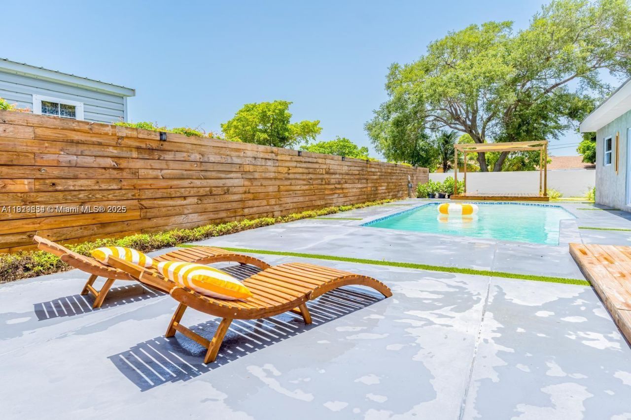 19661 NE 10th Pl, Miami, FL 33179 Photo