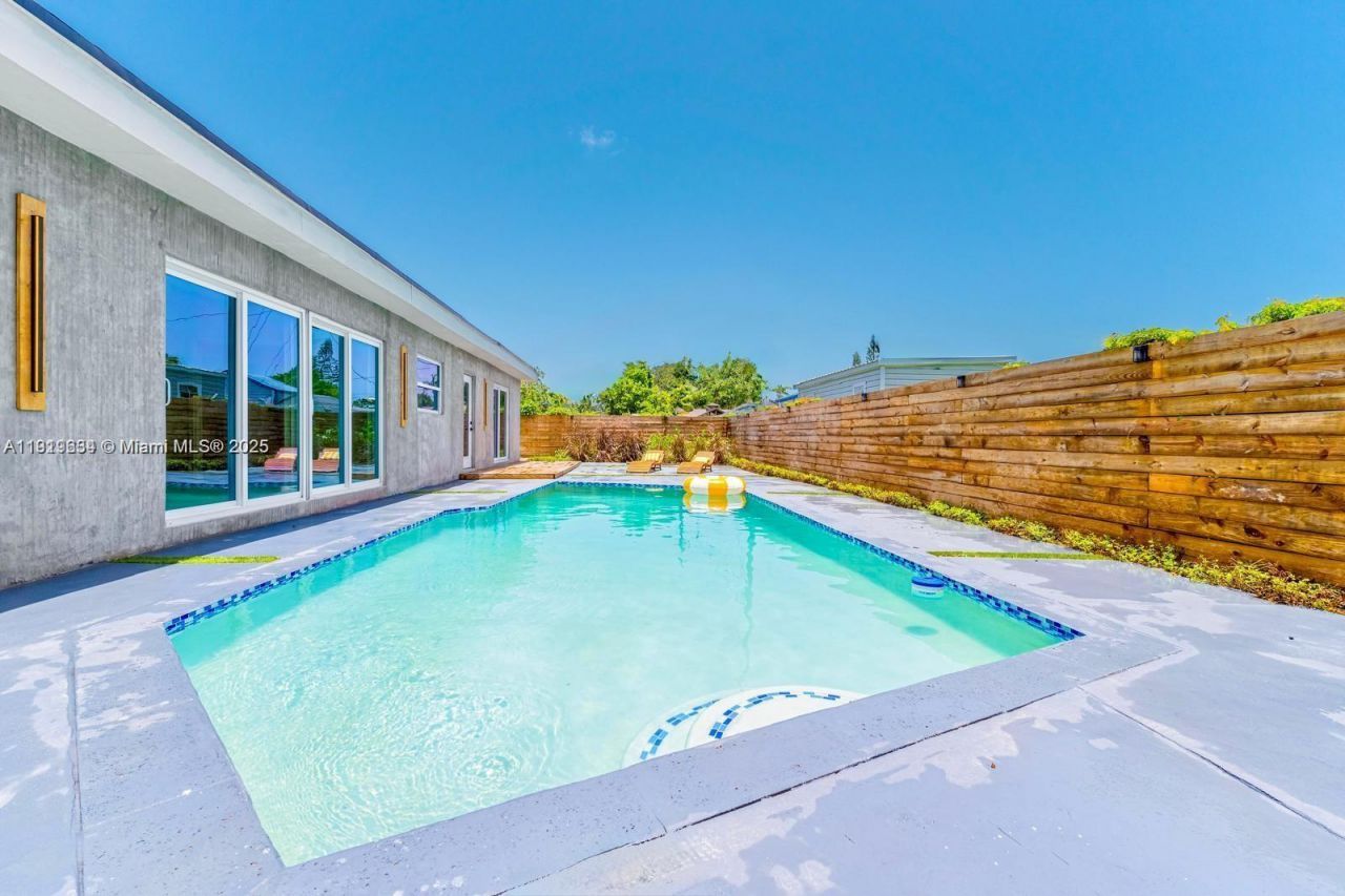 19661 NE 10th Pl, Miami, FL 33179 Photo