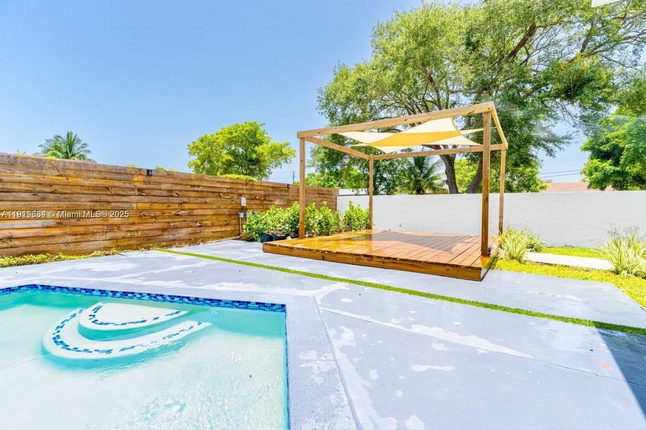 19661 NE 10th Pl, Miami, FL 33179 Photo