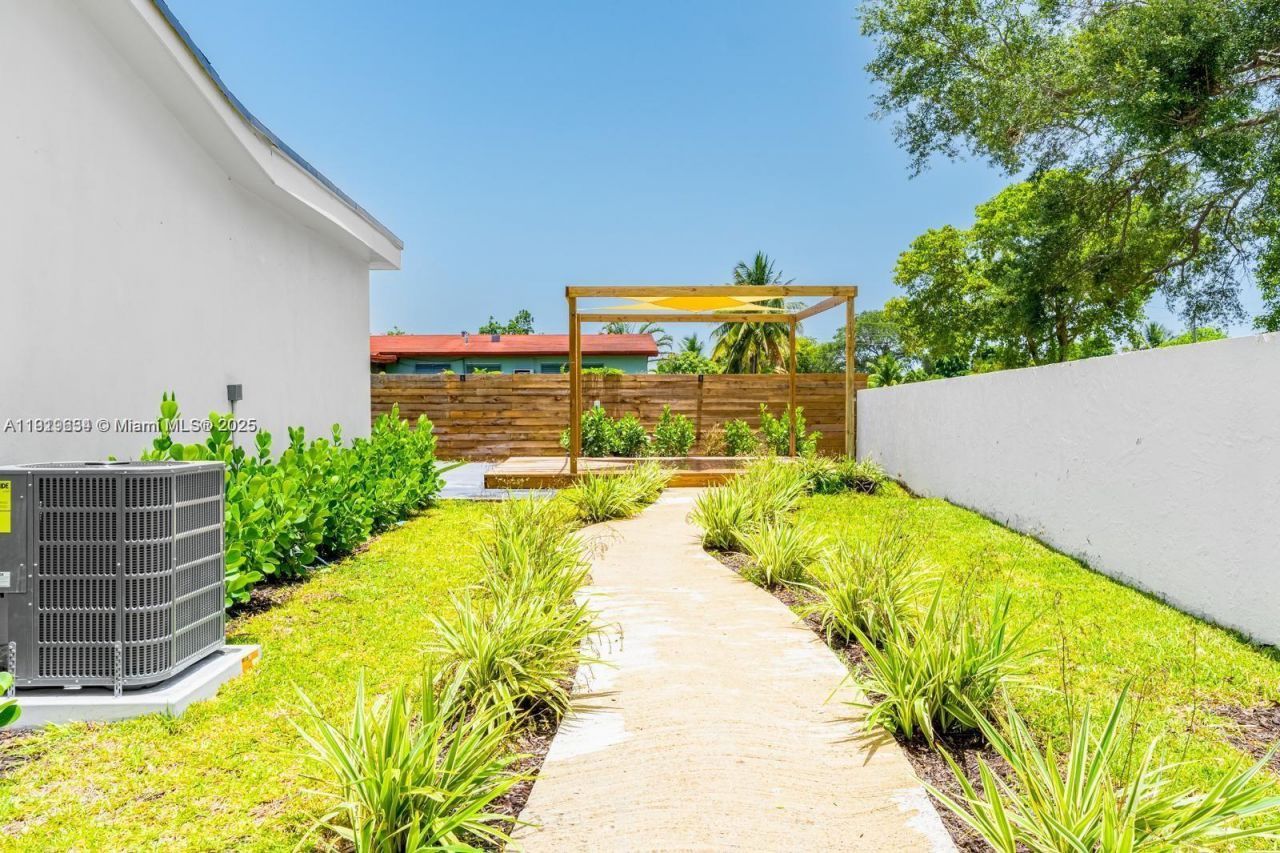 19661 NE 10th Pl, Miami, FL 33179 Photo