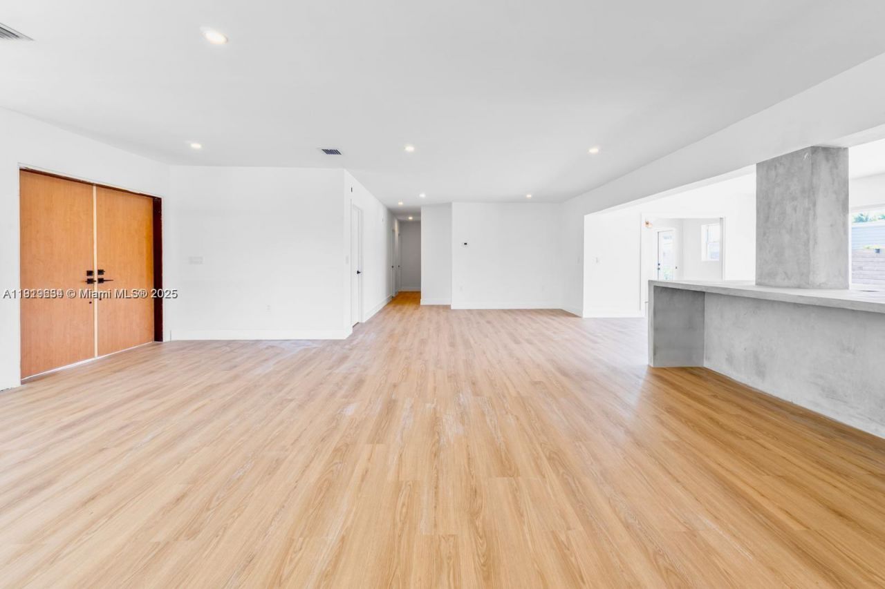 19661 NE 10th Pl, Miami, FL 33179 Photo