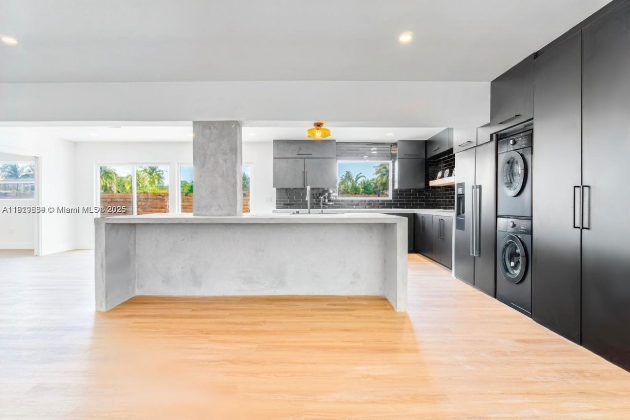 19661 NE 10th Pl, Miami, FL 33179 Photo