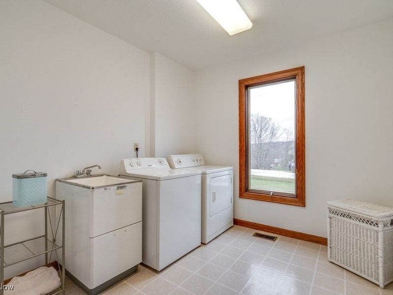 4700 Barnsleigh Drive, Akron, OH 44333 Photo 20