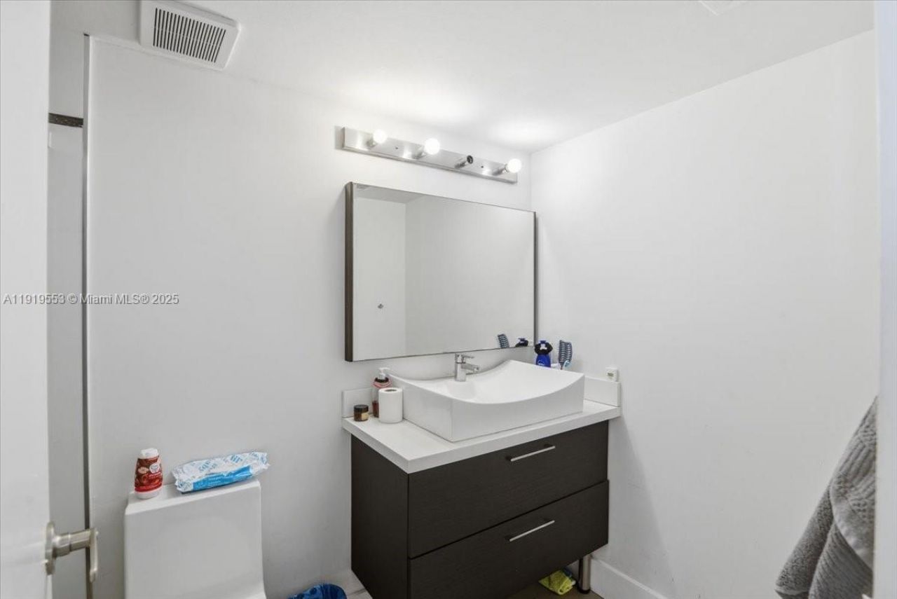 7601 E Treasure Dr, Unit # 2109, North Bay Village, FL 33141 Photo