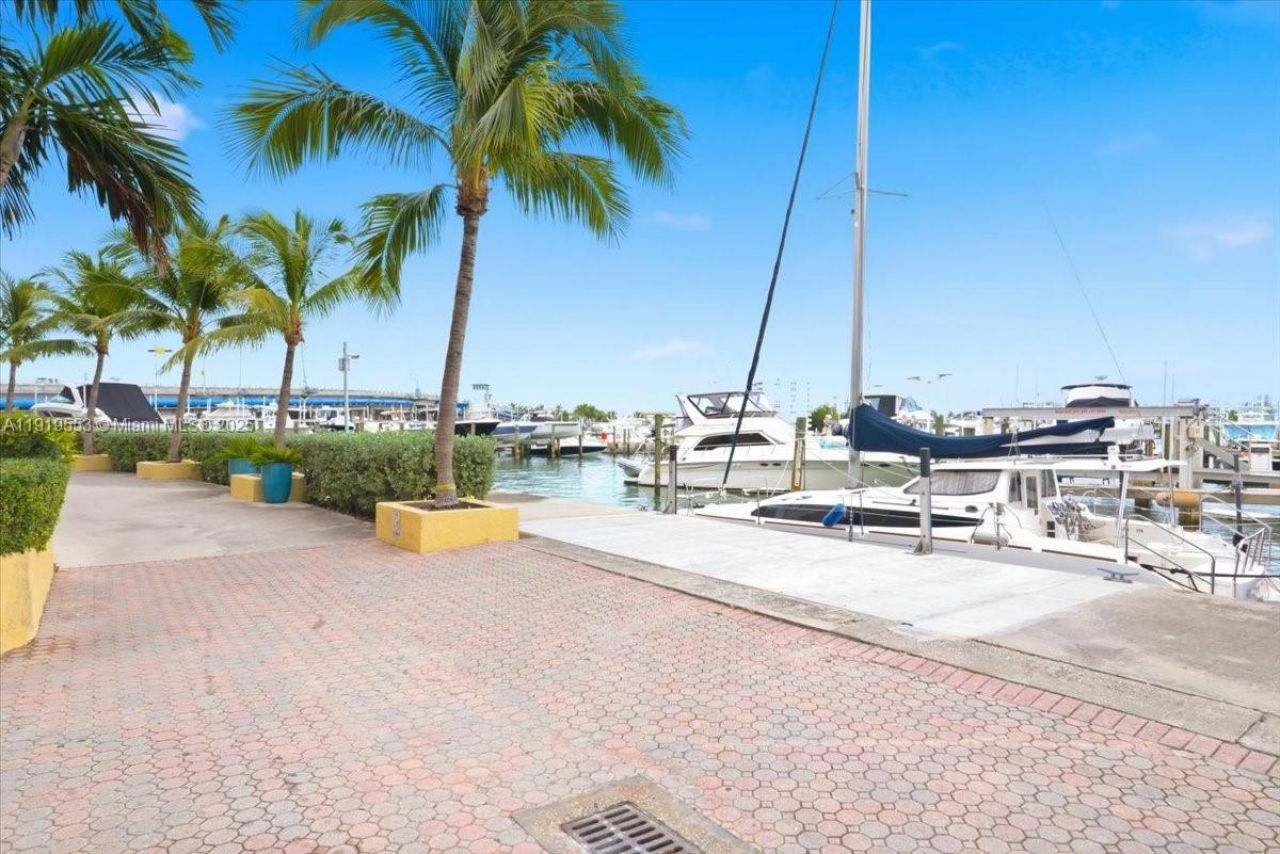 7601 E Treasure Dr, Unit # 2109, North Bay Village, FL 33141 Photo