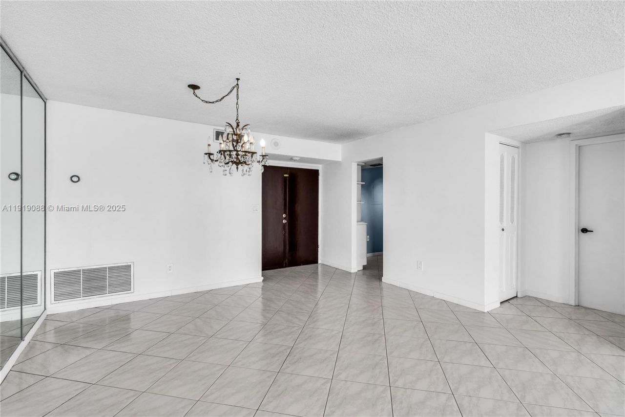 1420 Brickell Bay Dr, Unit 608B, Miami, FL 33131 Photo