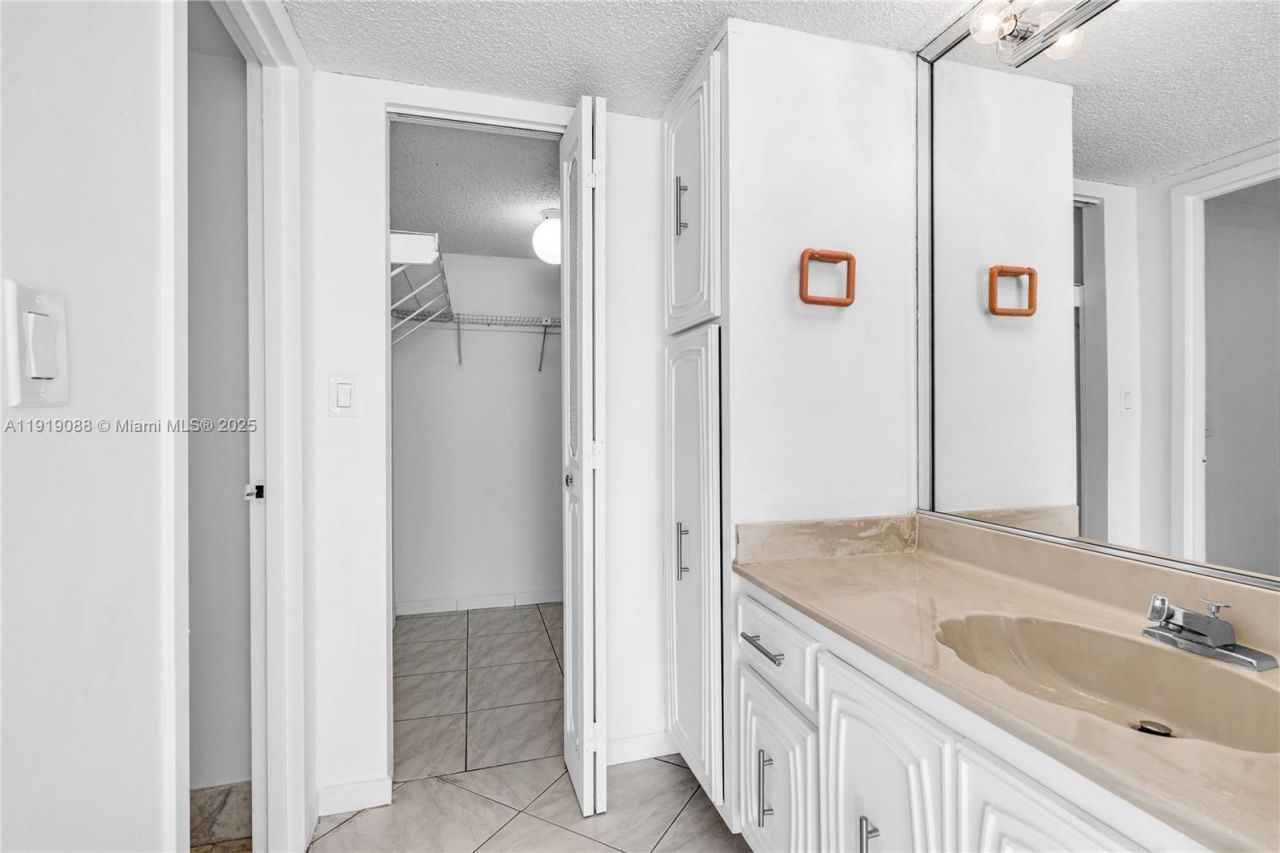 1420 Brickell Bay Dr, Unit 608B, Miami, FL 33131 Photo