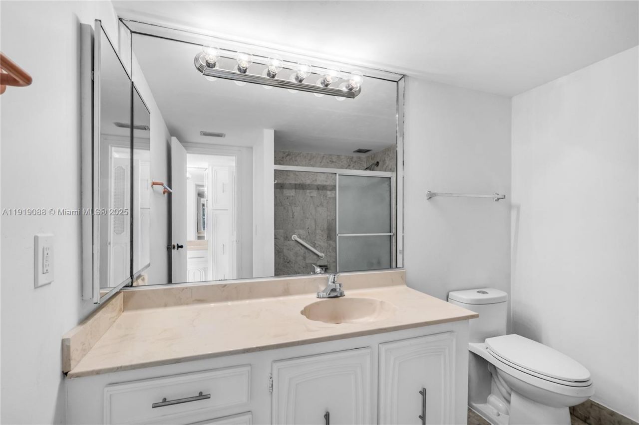 1420 Brickell Bay Dr, Unit 608B, Miami, FL 33131 Photo