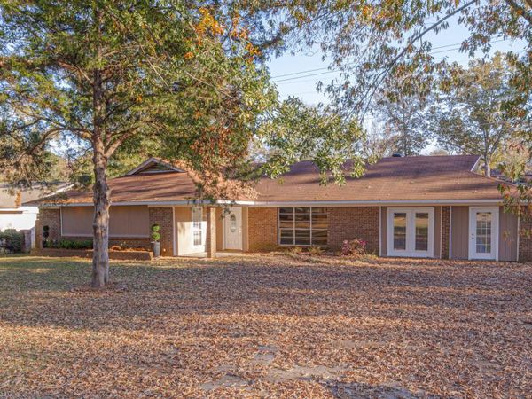 114 Meadow Ln Circle, Clinton, MS 39056