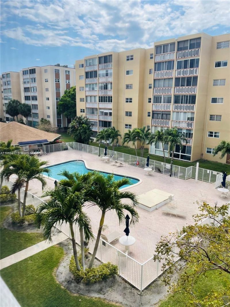 620 NE 12th Ave, Unit 406, Hallandale Beach, FL 33009 Photo