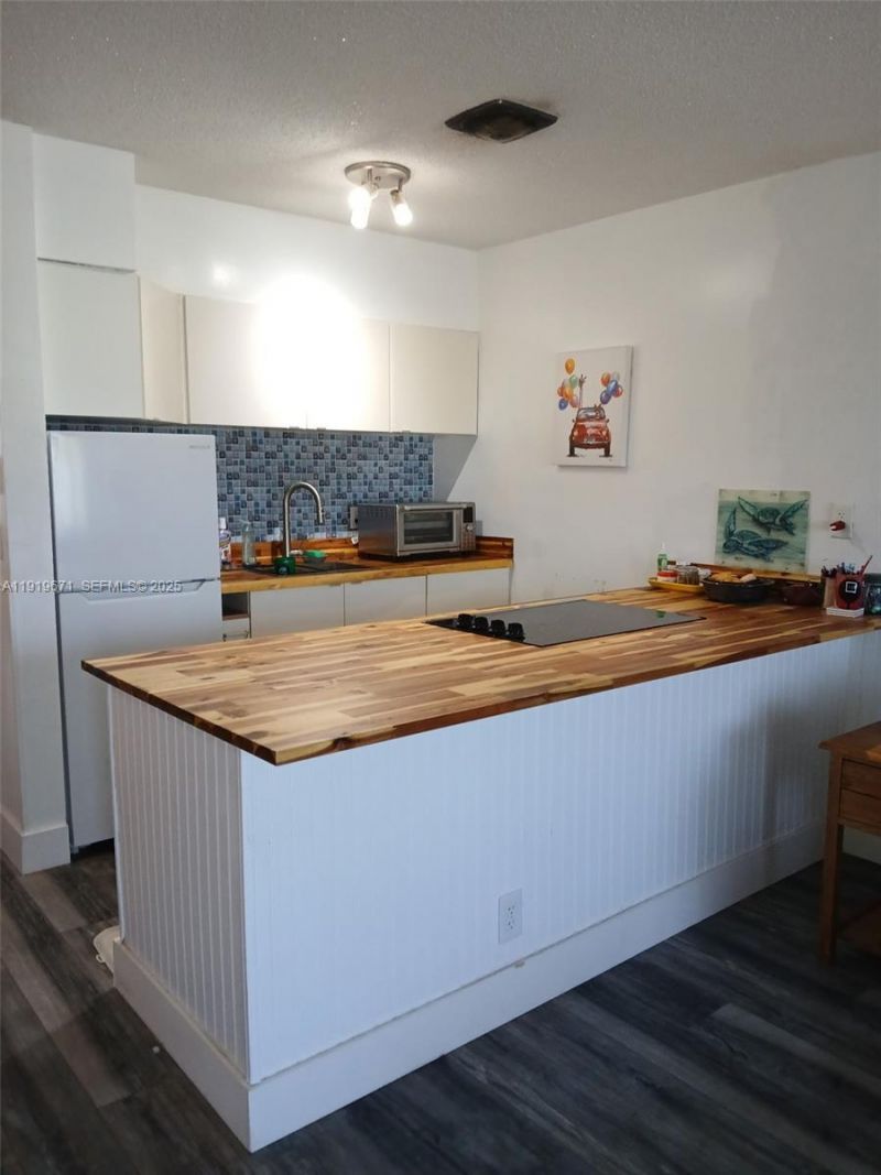 1000 SW 10th Ter, Unit 17P, Hallandale Beach, FL 33009 Photo