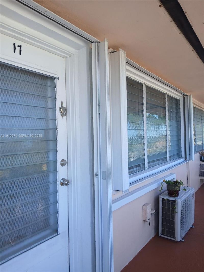 1000 SW 10th Ter, Unit 17P, Hallandale Beach, FL 33009 Photo