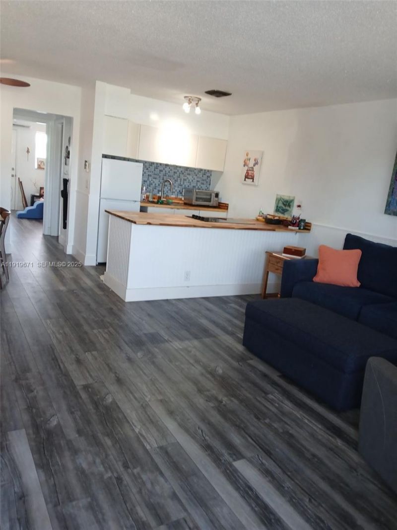 1000 SW 10th Ter, Unit 17P, Hallandale Beach, FL 33009 Photo