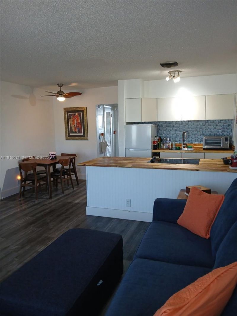 1000 SW 10th Ter, Unit 17P, Hallandale Beach, FL 33009 Photo