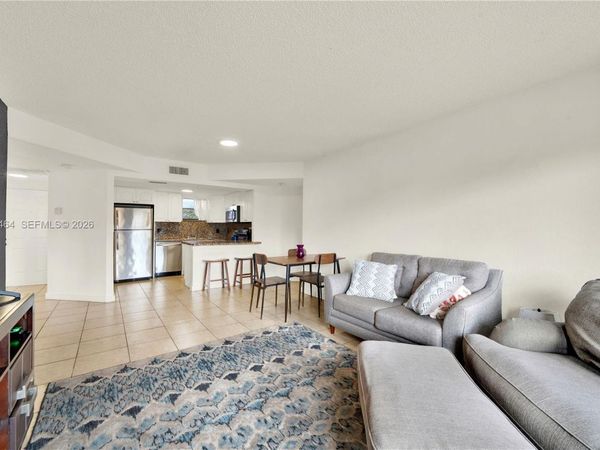 8290 Lake Dr, Unit 444, Doral, FL 33166