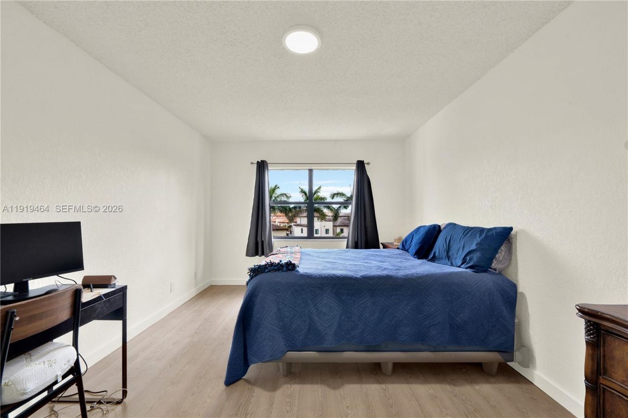 8290 Lake Dr, Unit 444, Doral, FL 33166 Photo