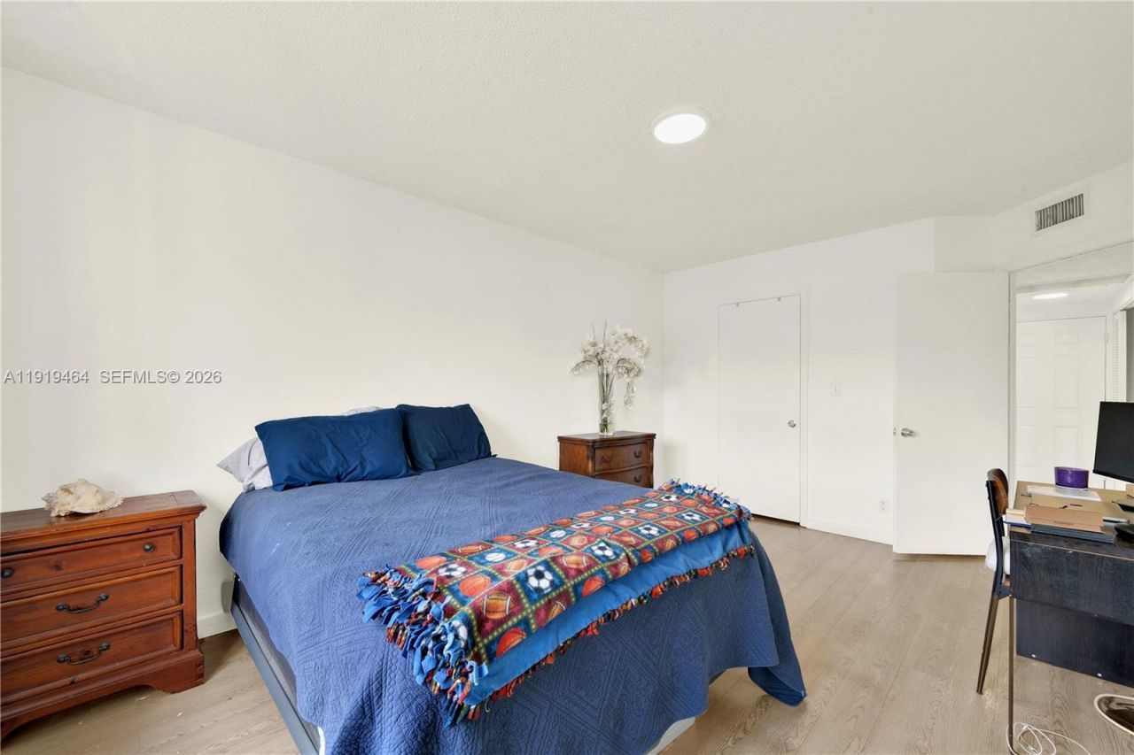 8290 Lake Dr, Unit 444, Doral, FL 33166 Photo