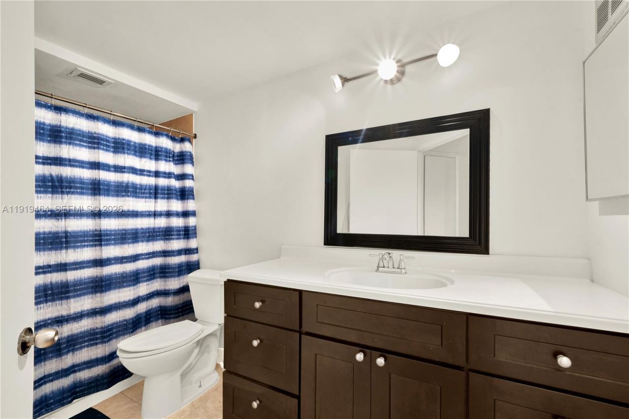 8290 Lake Dr, Unit 444, Doral, FL 33166 Photo