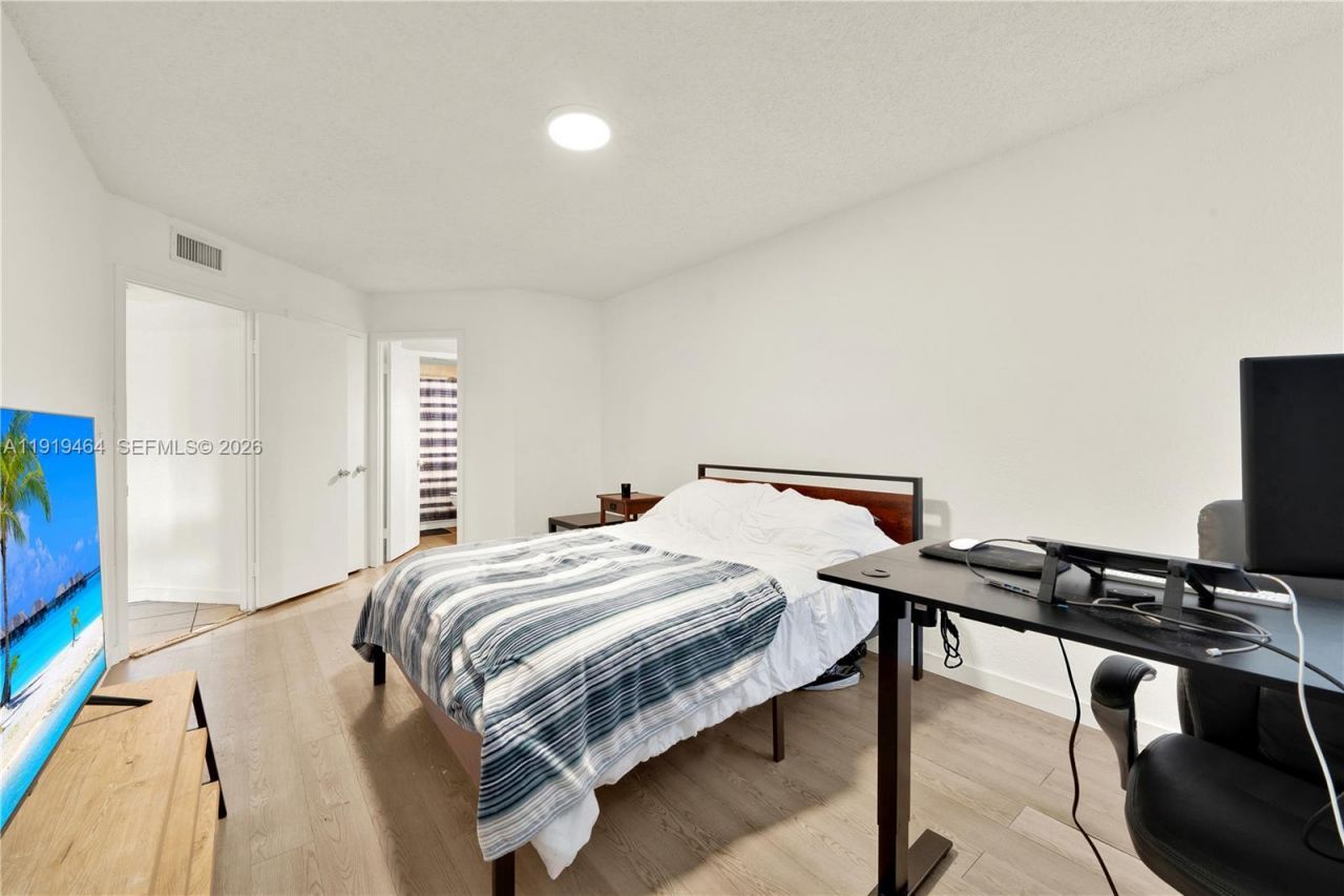 8290 Lake Dr, Unit 444, Doral, FL 33166 Photo