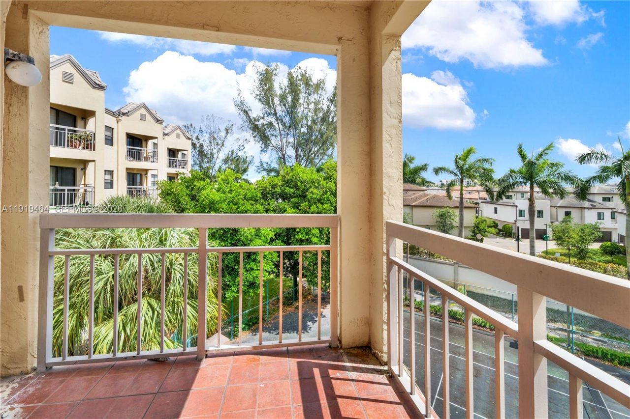 8290 Lake Dr, Unit 444, Doral, FL 33166 Photo