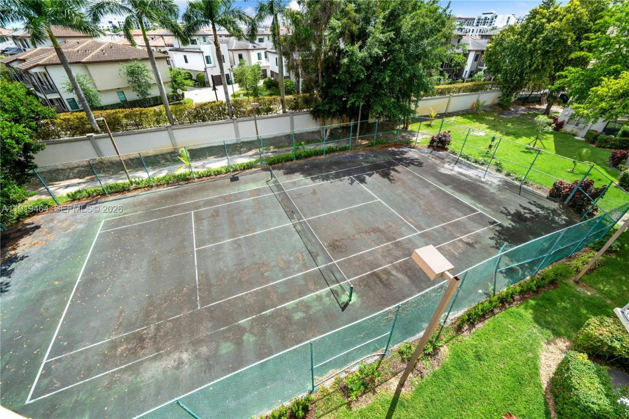 8290 Lake Dr, Unit 444, Doral, FL 33166 Photo