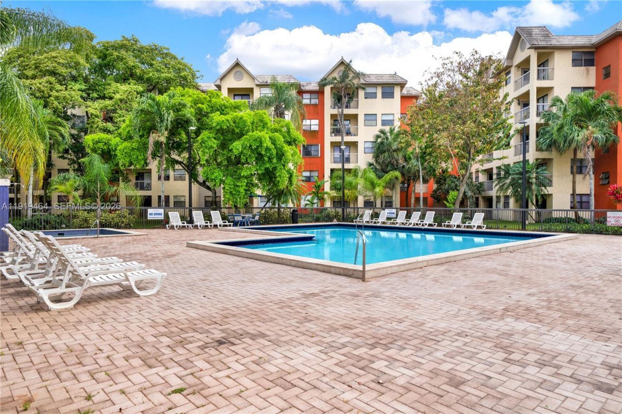 8290 Lake Dr, Unit 444, Doral, FL 33166 Photo