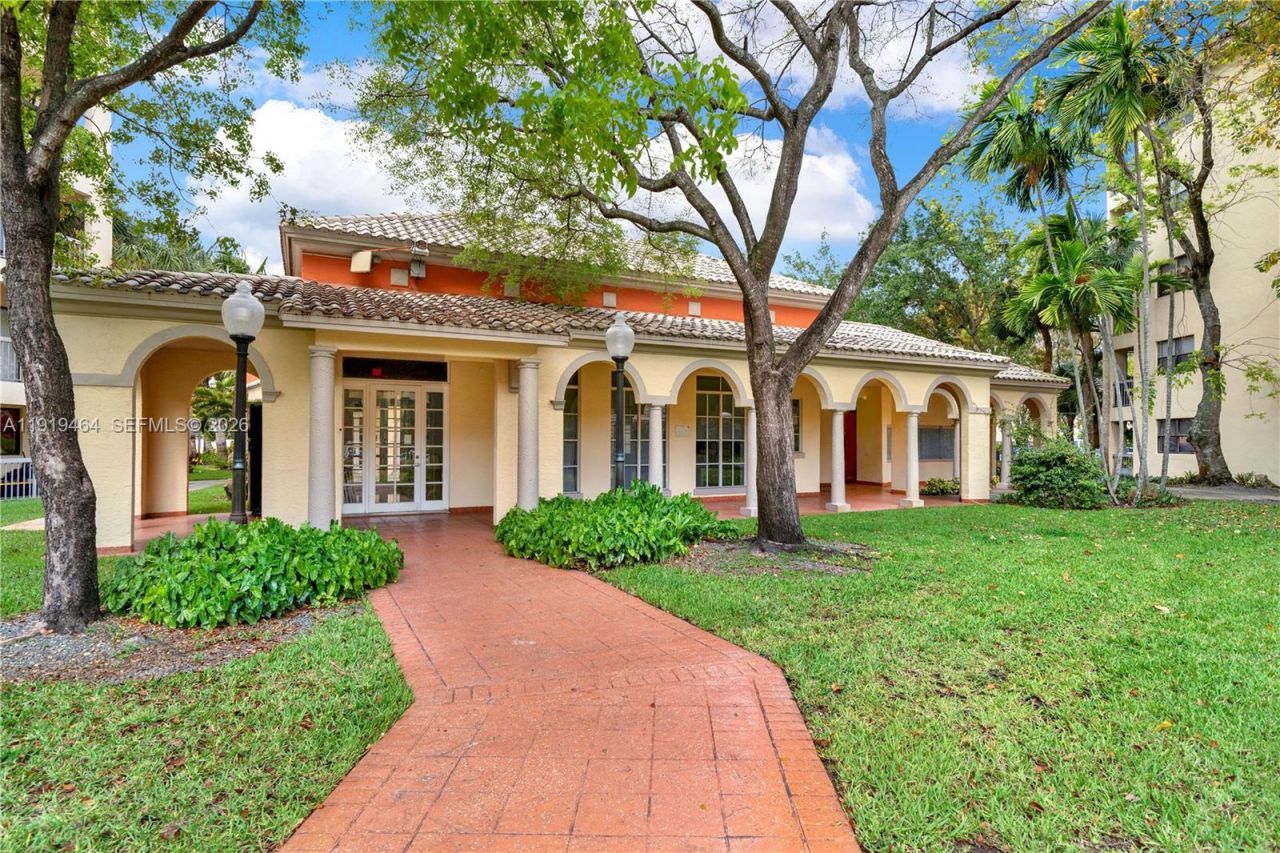 8290 Lake Dr, Unit 444, Doral, FL 33166 Photo