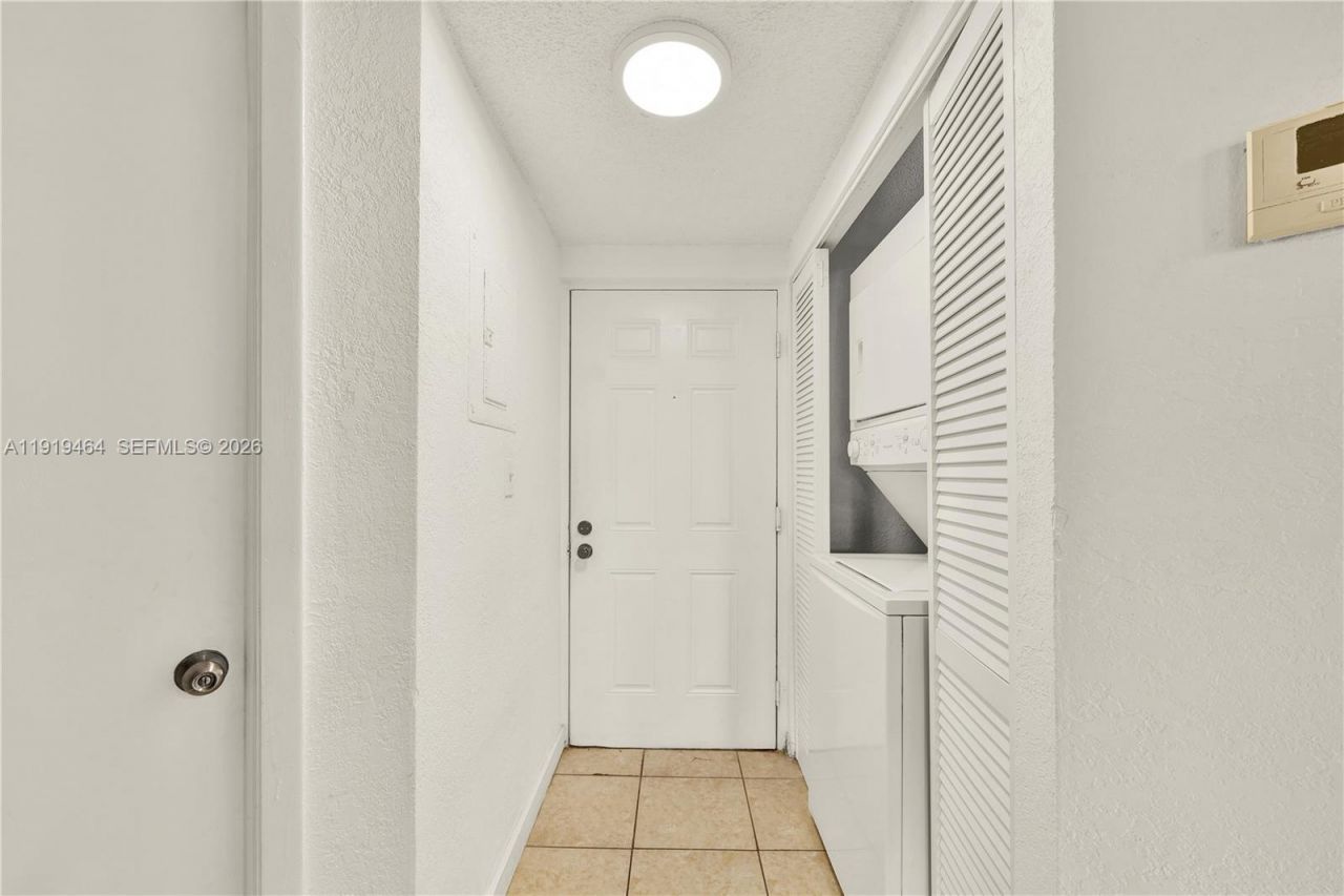 8290 Lake Dr, Unit 444, Doral, FL 33166 Photo