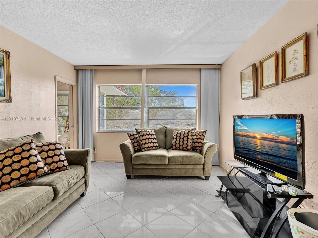 5102 NW 36th St, Unit 607, Lauderdale Lakes, FL 33319 Photo