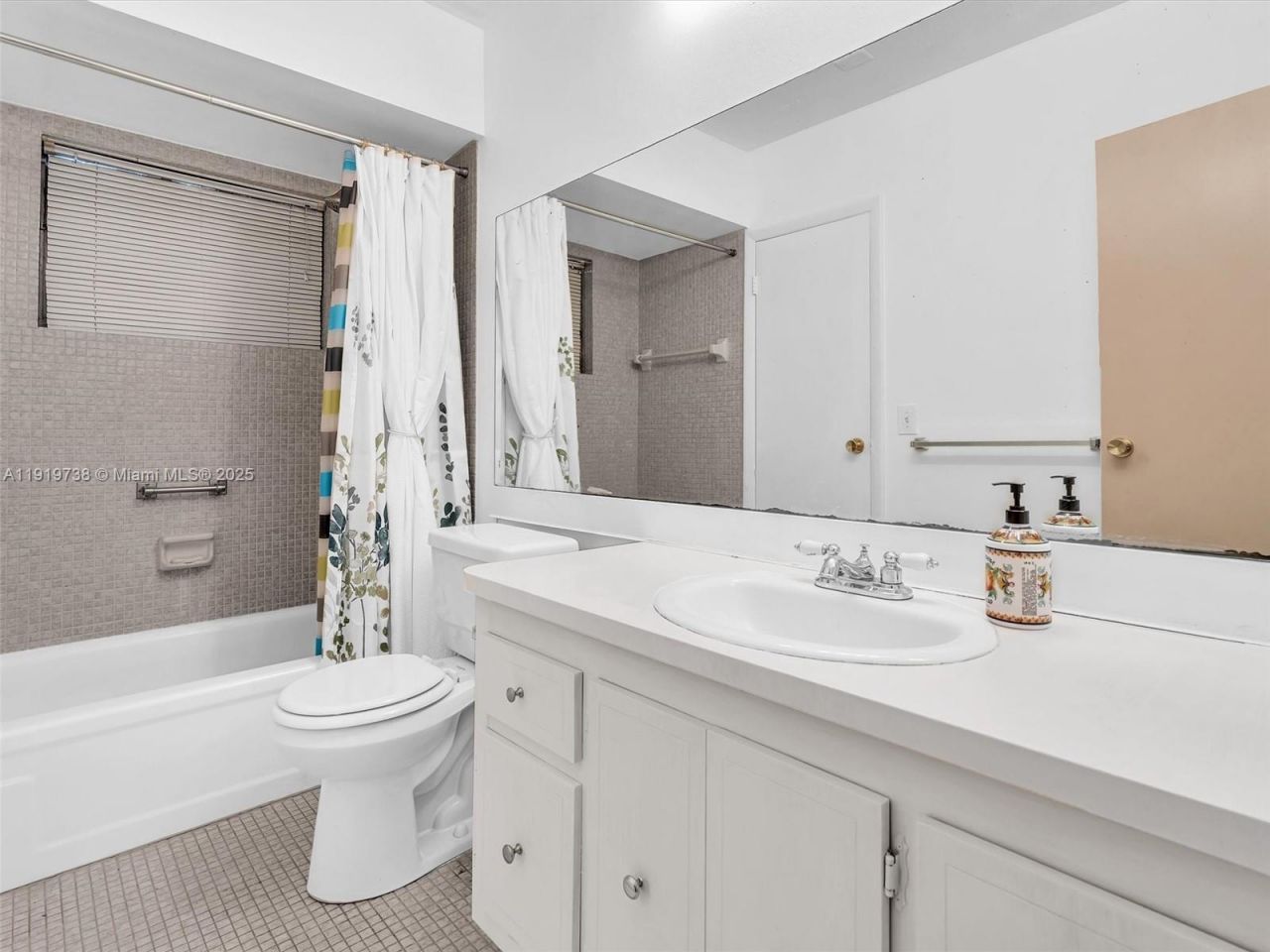 5102 NW 36th St, Unit 607, Lauderdale Lakes, FL 33319 Photo