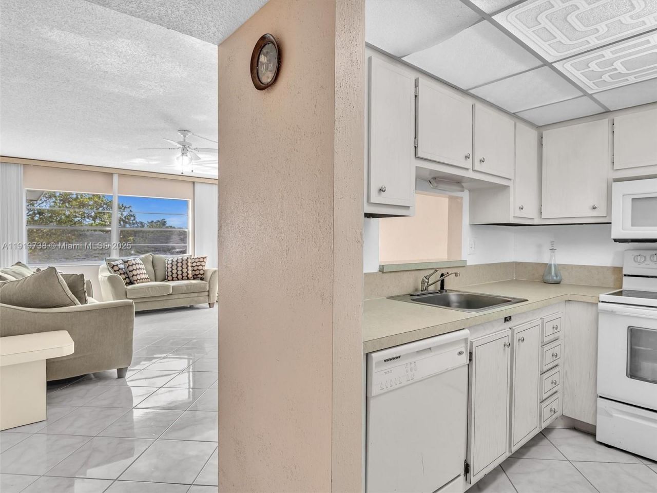 5102 NW 36th St, Unit 607, Lauderdale Lakes, FL 33319 Photo