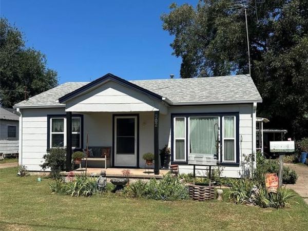 302 Fourth Street, Maysville, OK 73057