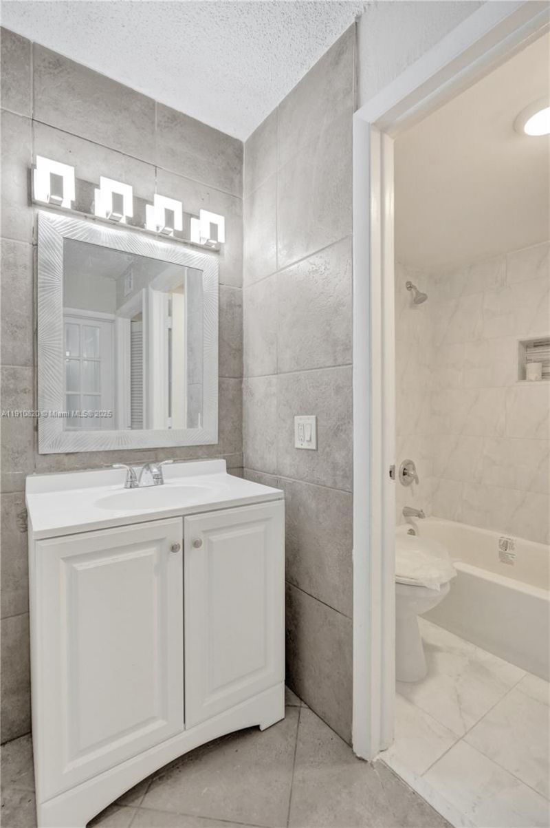 4220 NW 21st St, Unit 206, Lauderhill, FL 33313 Photo